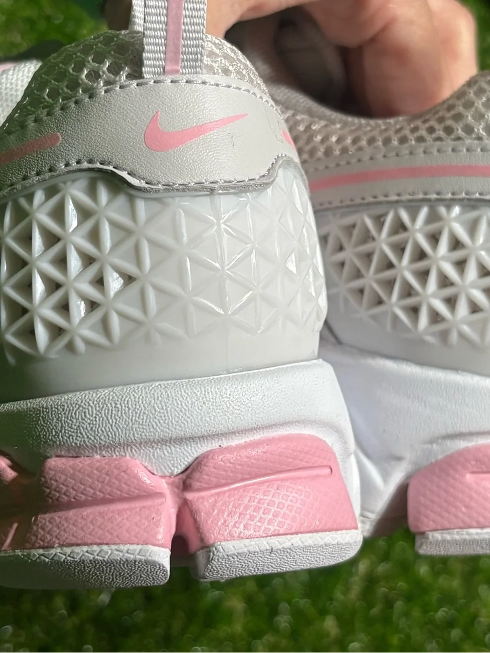 Nike Vermero 5s Women’s White and Light Pink Athletic Running Shoes